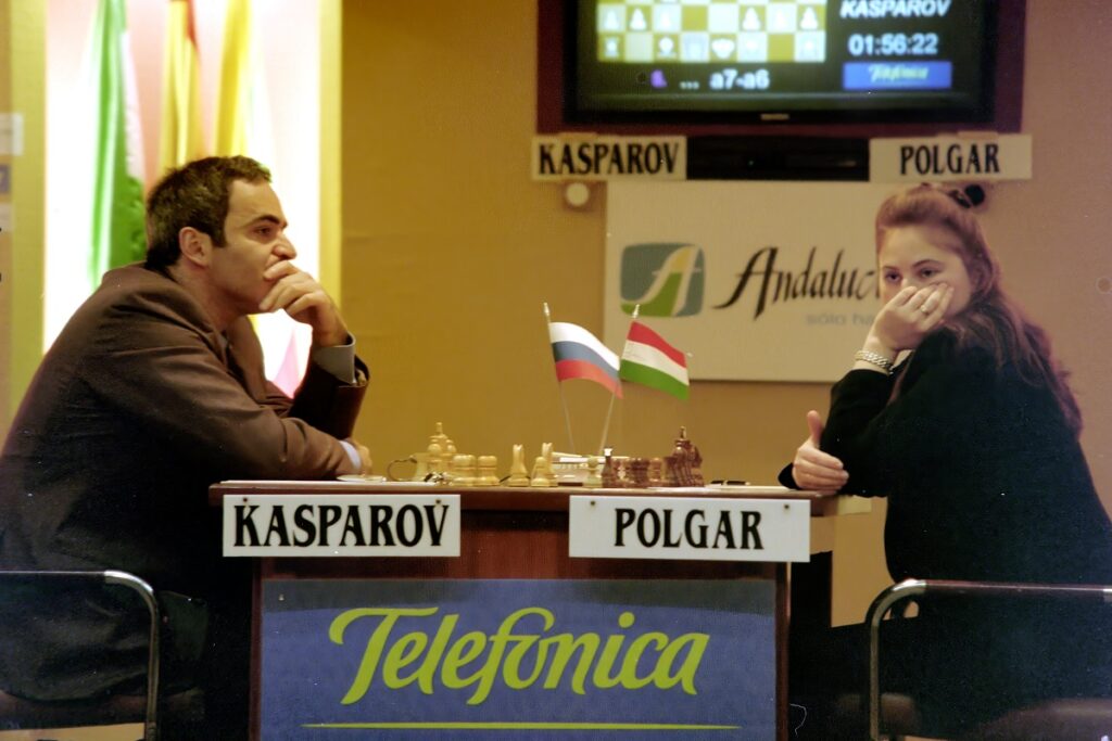 Garry Kasparov y Judit Polgar en "Queen of Chess" en Linares. Imagen: Queen of Chess/Netflix.